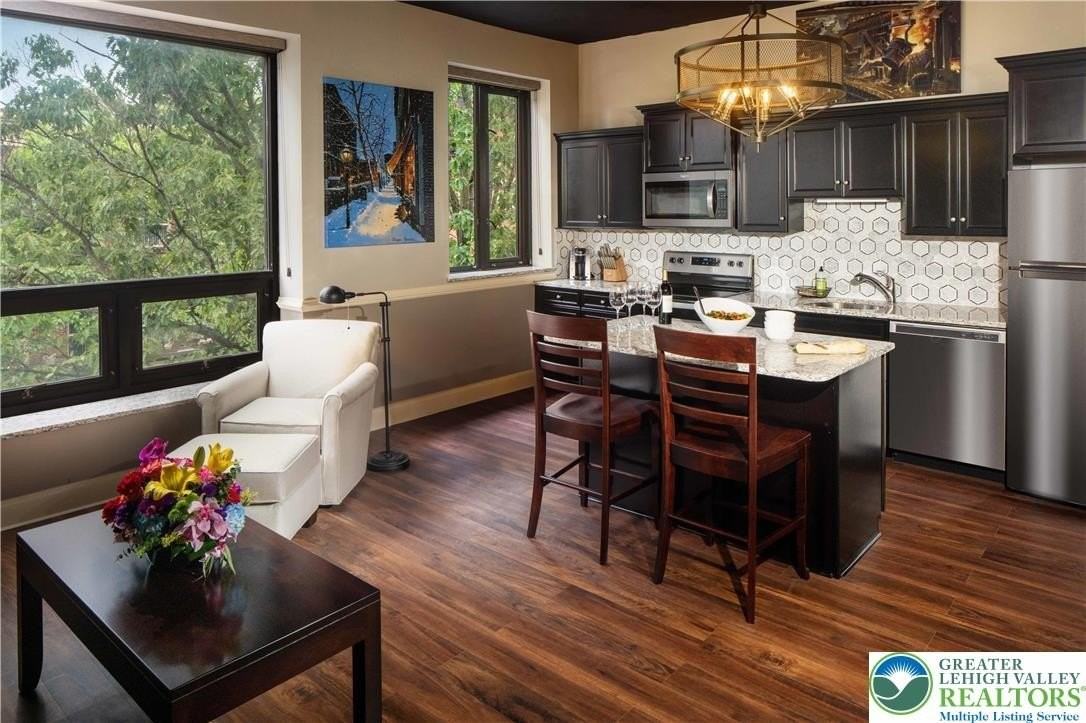 462 Main St - Photo 4 of 11