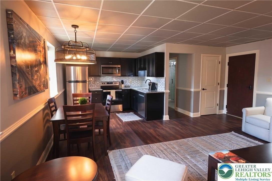 462 Main St - Photo 7 of 11