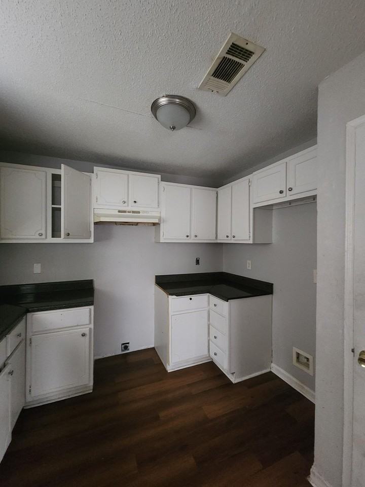 281 Bond Avenue - Photo 4 of 8