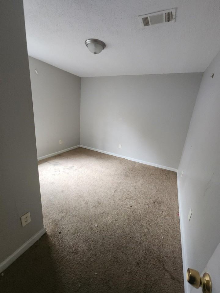 281 Bond Avenue - Photo 7 of 8