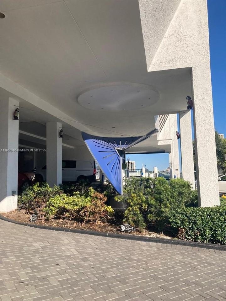 555 Ne 15th St #25G - Photo 3 of 22