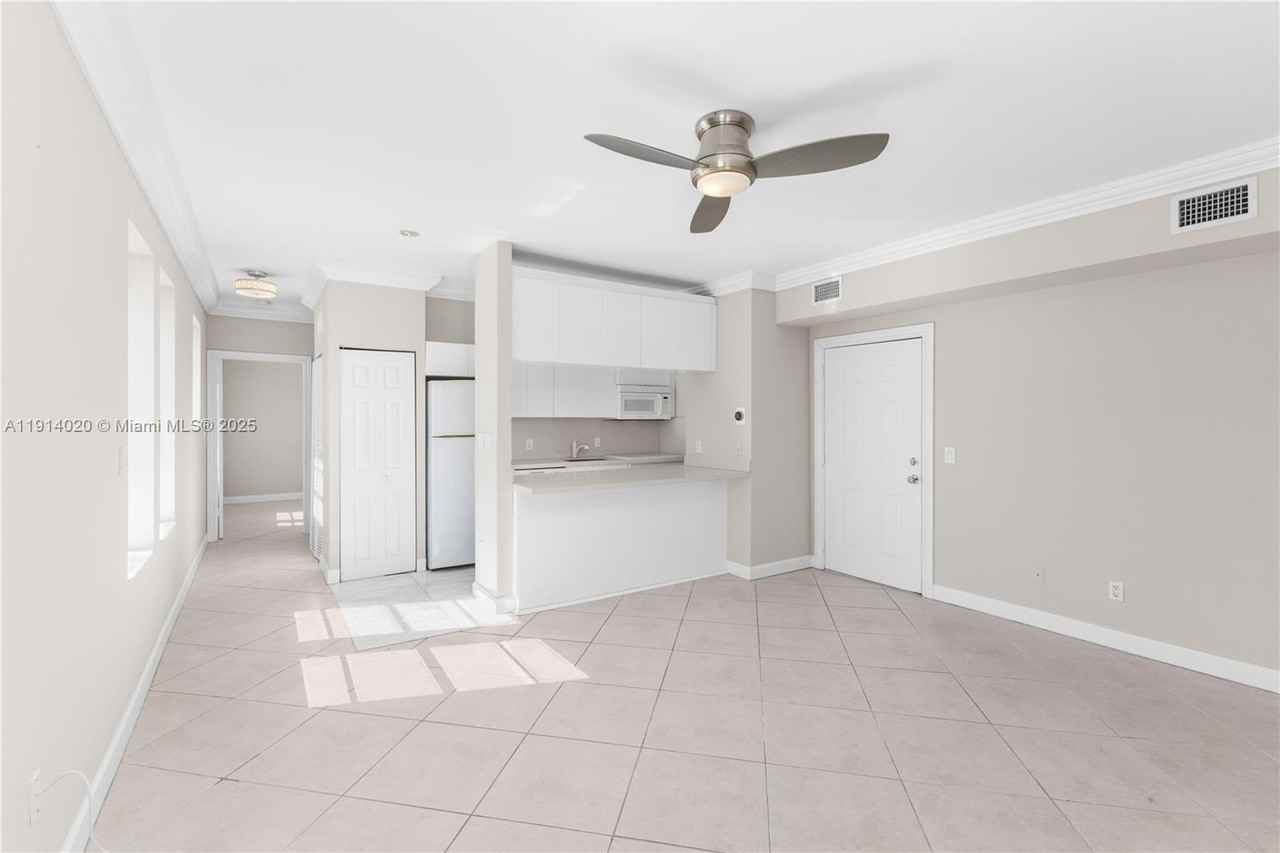 1559 Michigan Ave #303 - Photo 6 of 21