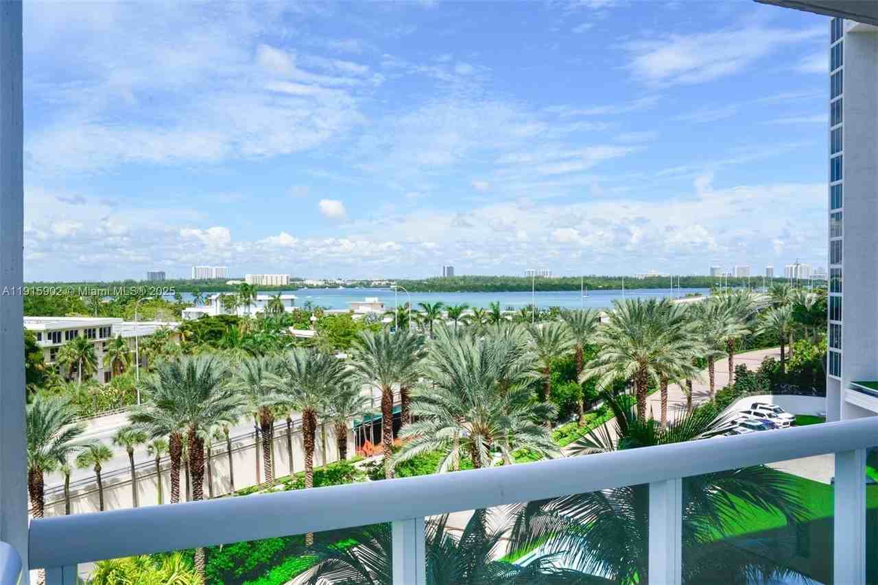 10275 Collins Ave #523