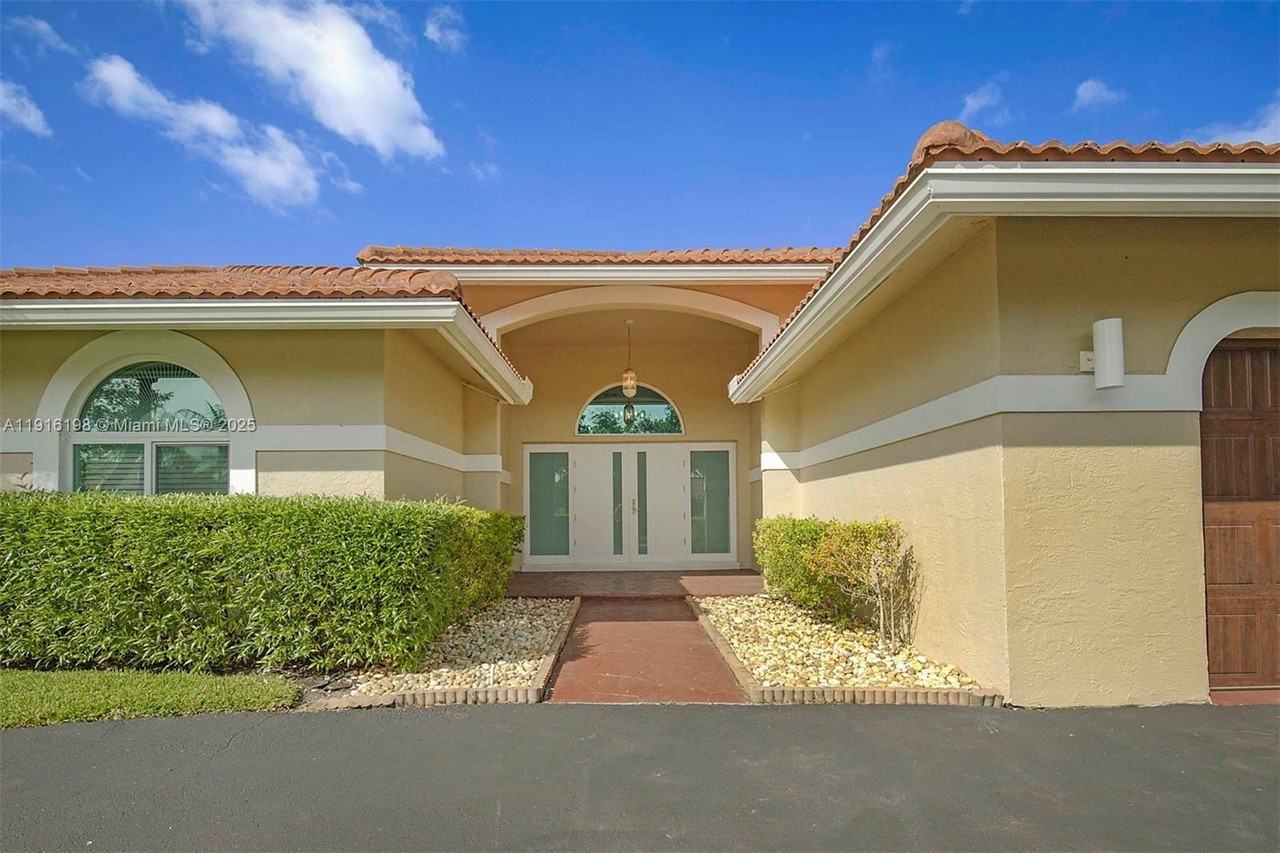 10133 Nw 48th Dr - Photo 3 of 49