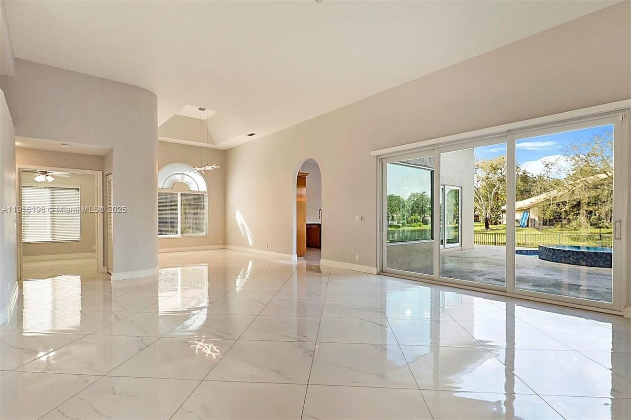 10133 Nw 48th Dr - Photo 7 of 49