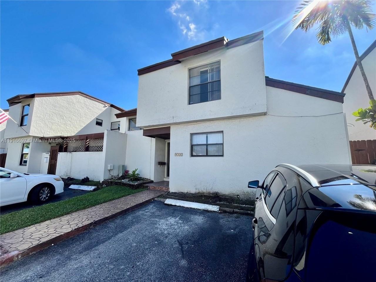 9722 Nw 6th Ln - Photo 4 of 50