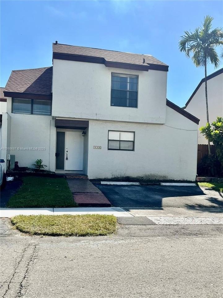 9722 Nw 6th Ln - Photo 5 of 50