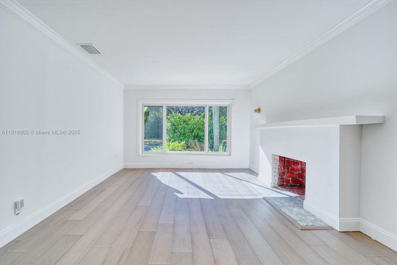 845 Ne 119th St - Photo 3 of 29