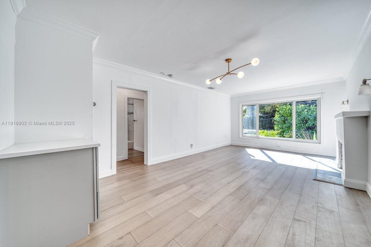 845 Ne 119th St - Photo 4 of 29