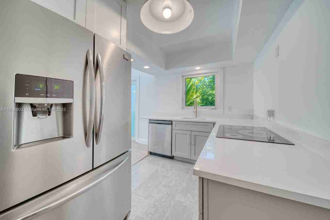 845 Ne 119th St - Photo 6 of 29