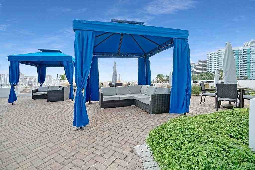 5401 Collins Avenue #1512 - Photo 6 of 40