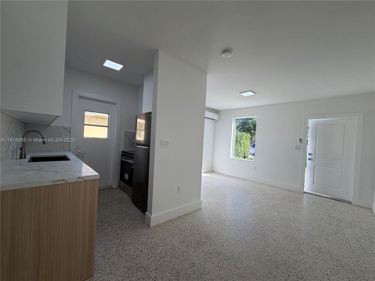 2784 Sw 31st Pl #2784 - Photo 5 of 15