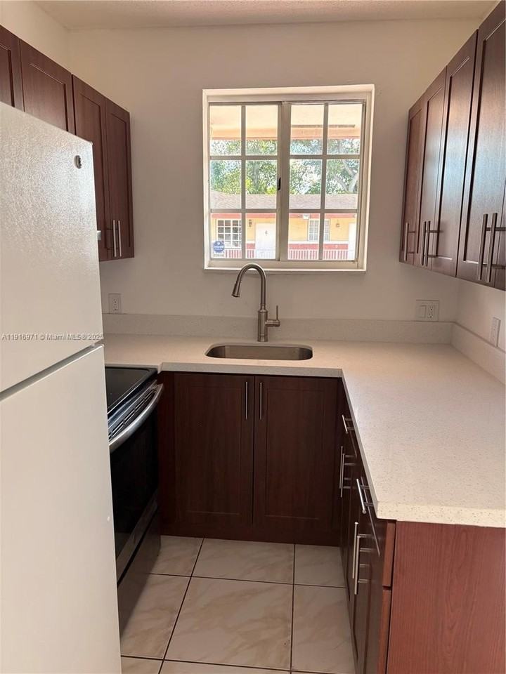 10805 Southwest 86th Street #15 - Photo 3 of 17