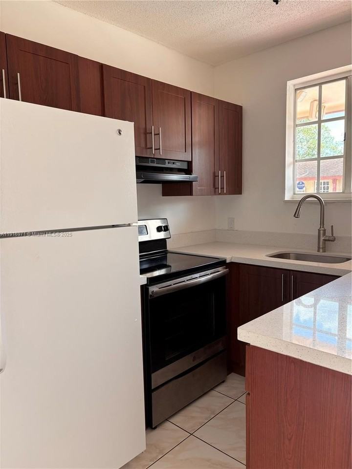 10805 Southwest 86th Street #15 - Photo 5 of 17