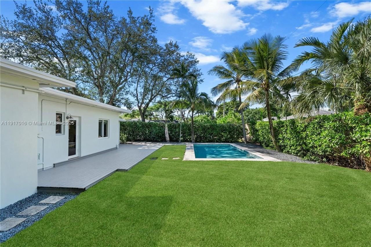 5865 Sw 48th St - Photo 2 of 15