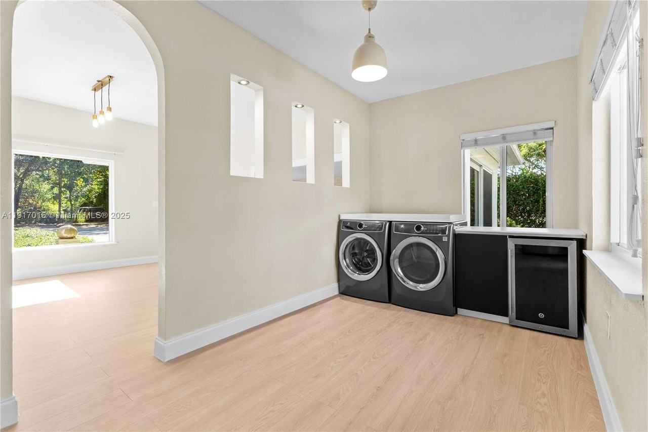 5865 Sw 48th St - Photo 7 of 15