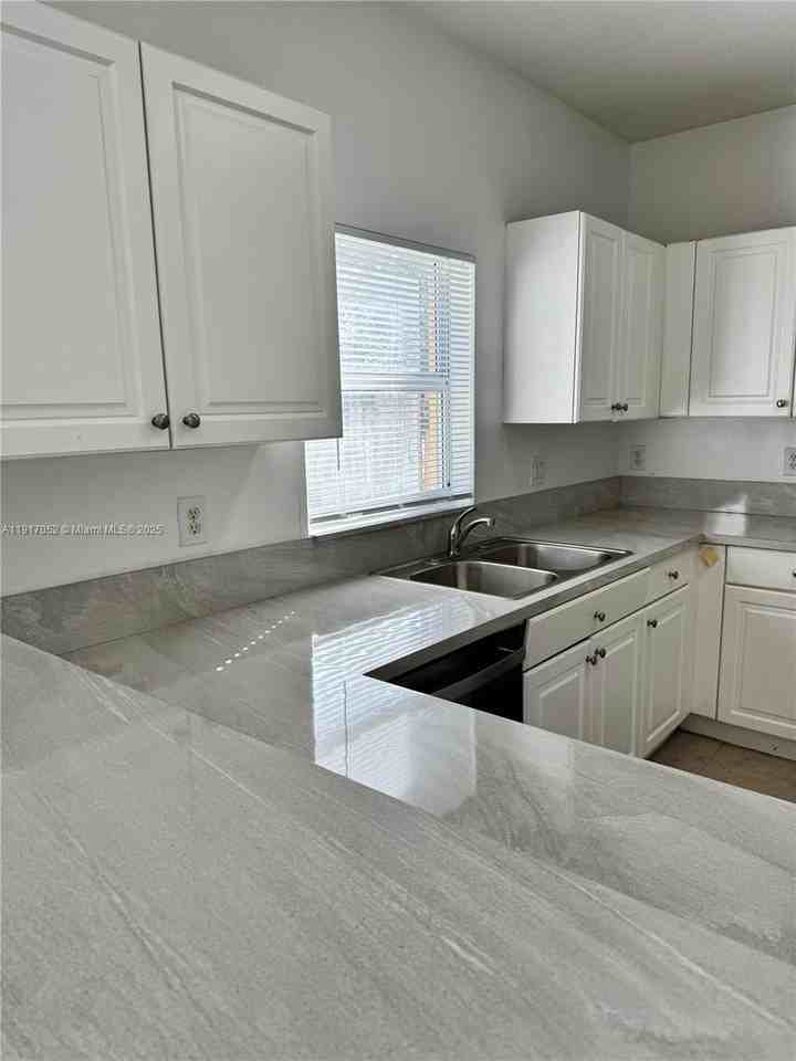 4100 Ne 24th Dr - Photo 3 of 12