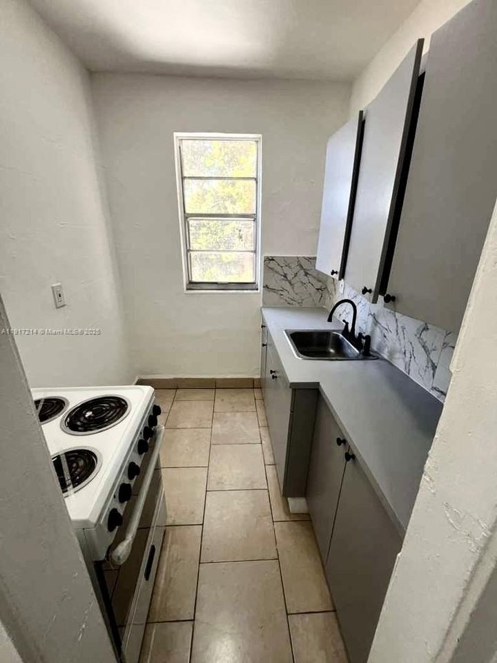 1560 Sw 5th St #11 - Photo 7 of 12