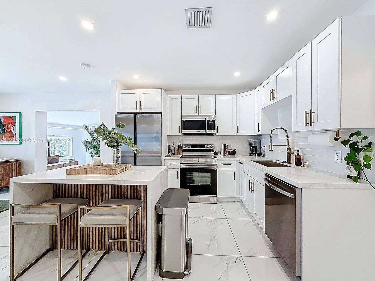 1367 Nw 41st St - Photo 6 of 22