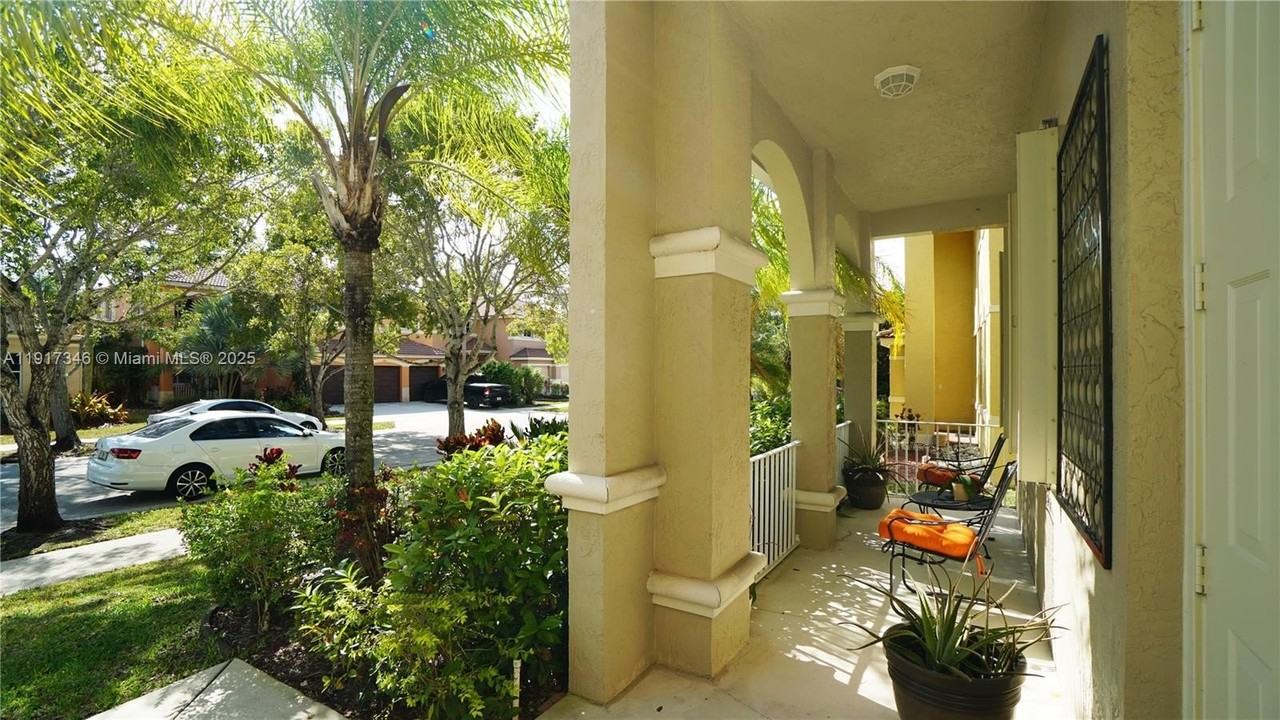 1546 Sandpiper Cir - Photo 3 of 39