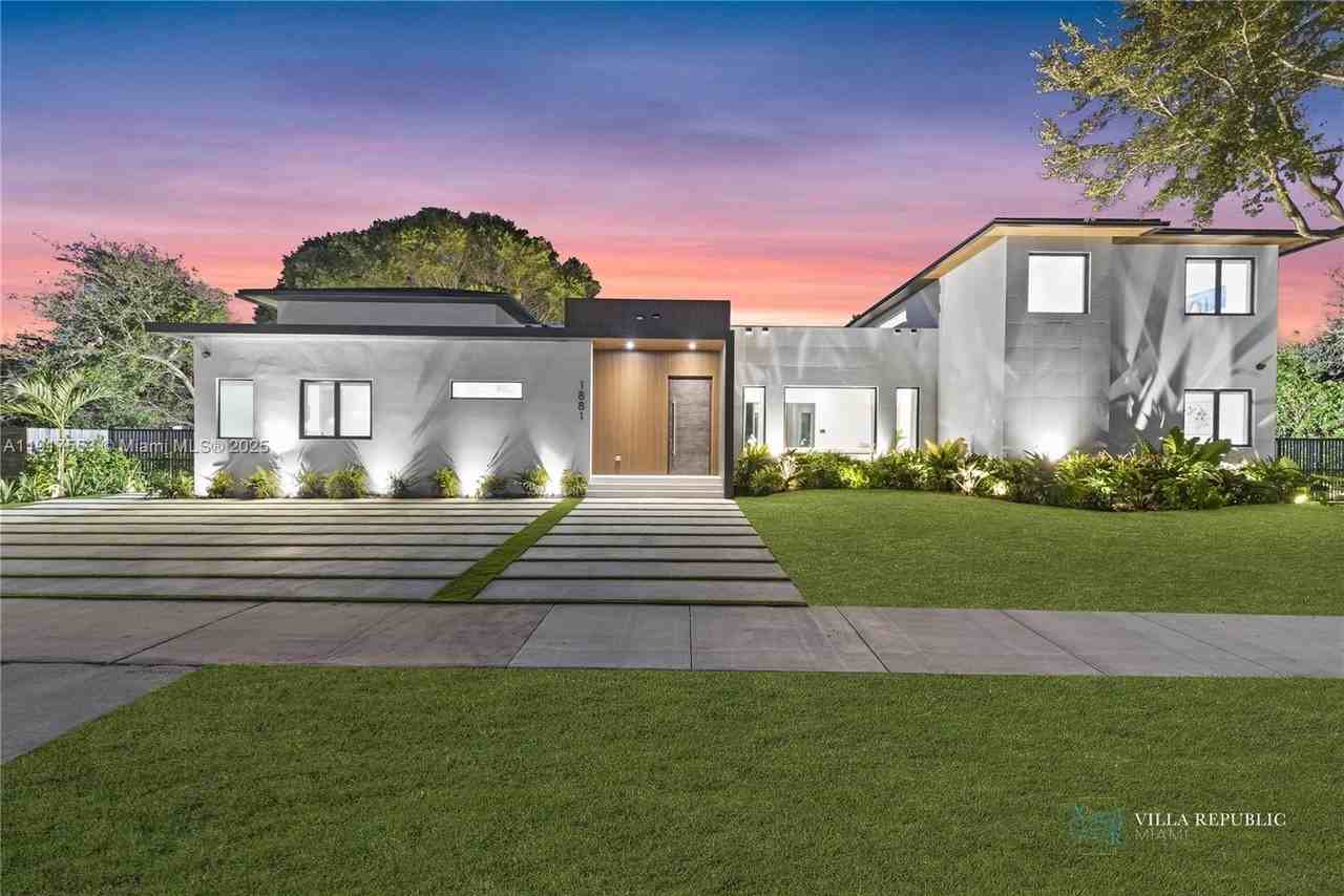 1881 Ne 196th Ter - Photo 3 of 50