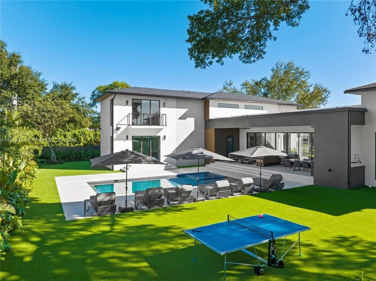 1881 Ne 196th Ter - Photo 4 of 50