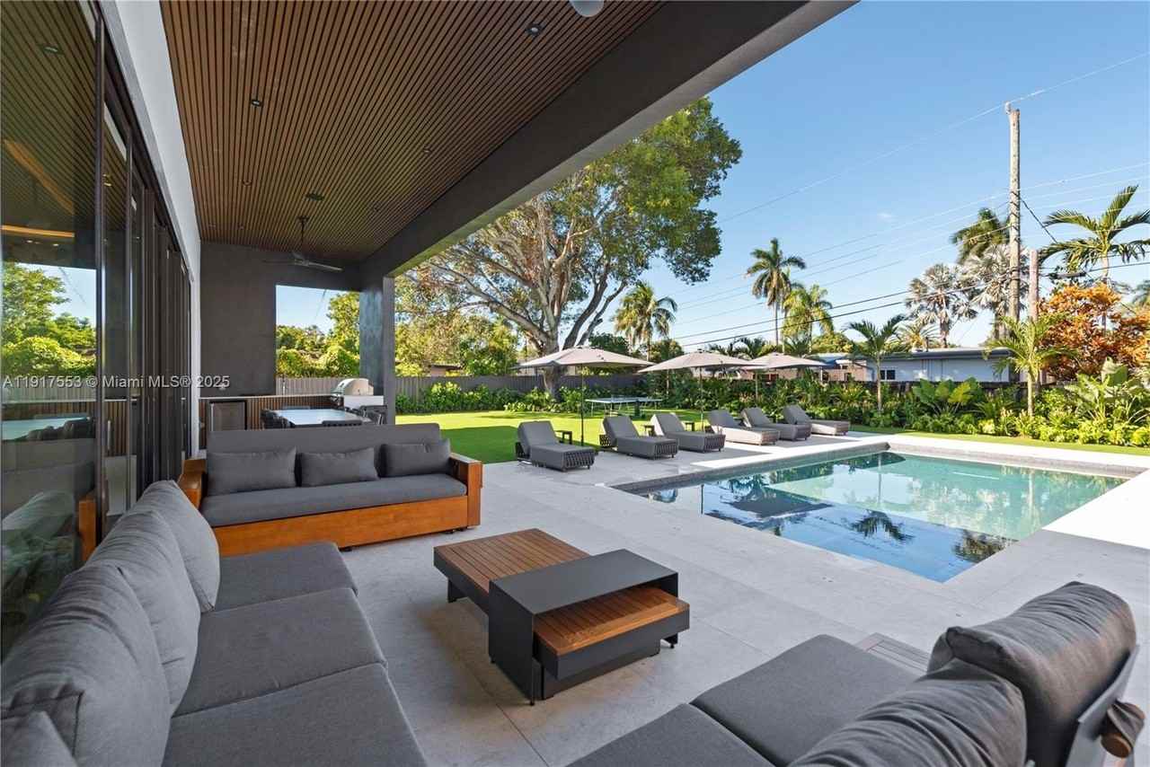 1881 Ne 196th Ter - Photo 5 of 50