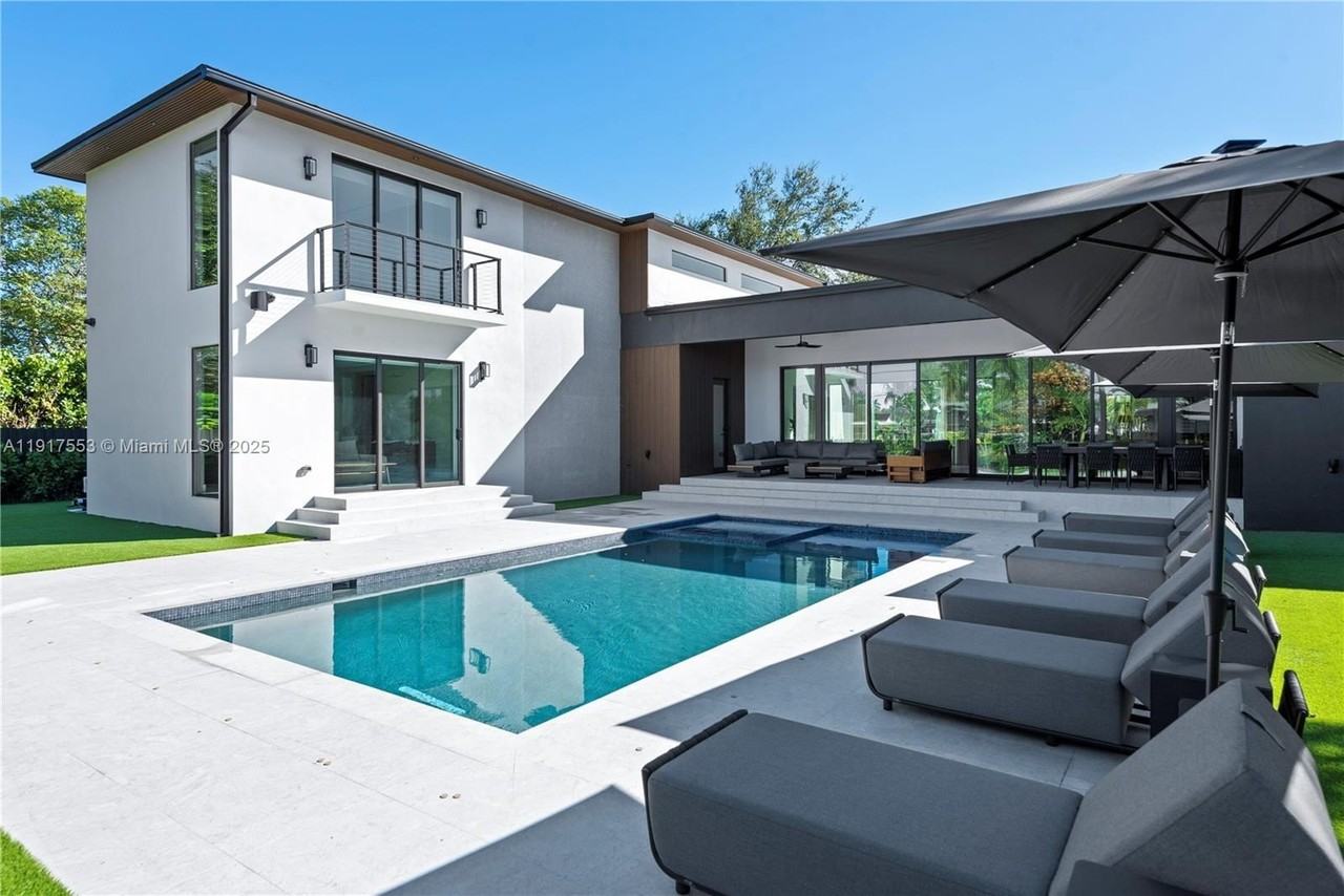 1881 Ne 196th Ter - Photo 6 of 50