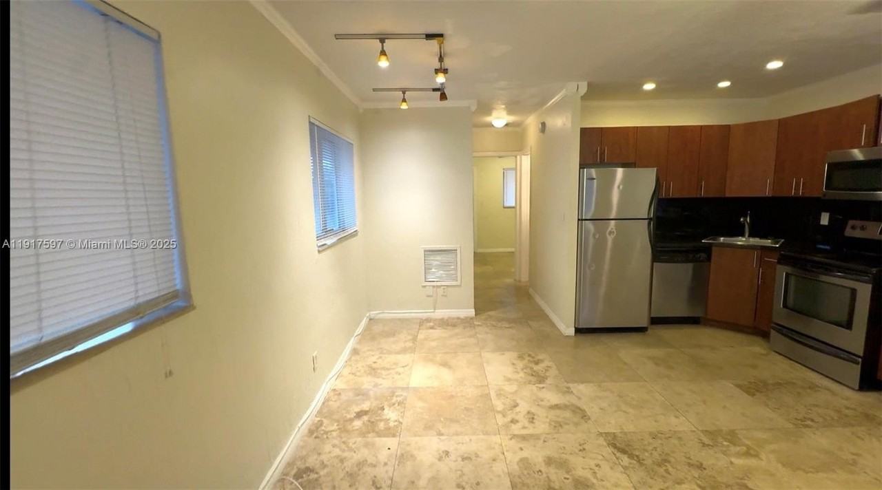 1856 Ne 46th St #F8 - Photo 3 of 22