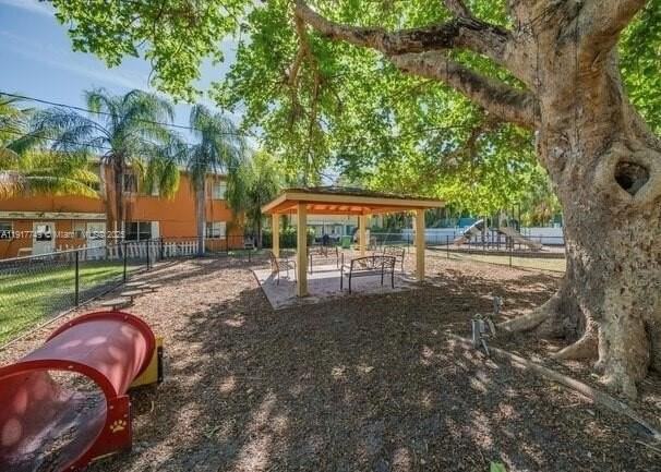 259 Ne 51st St #1 - Photo 4 of 11