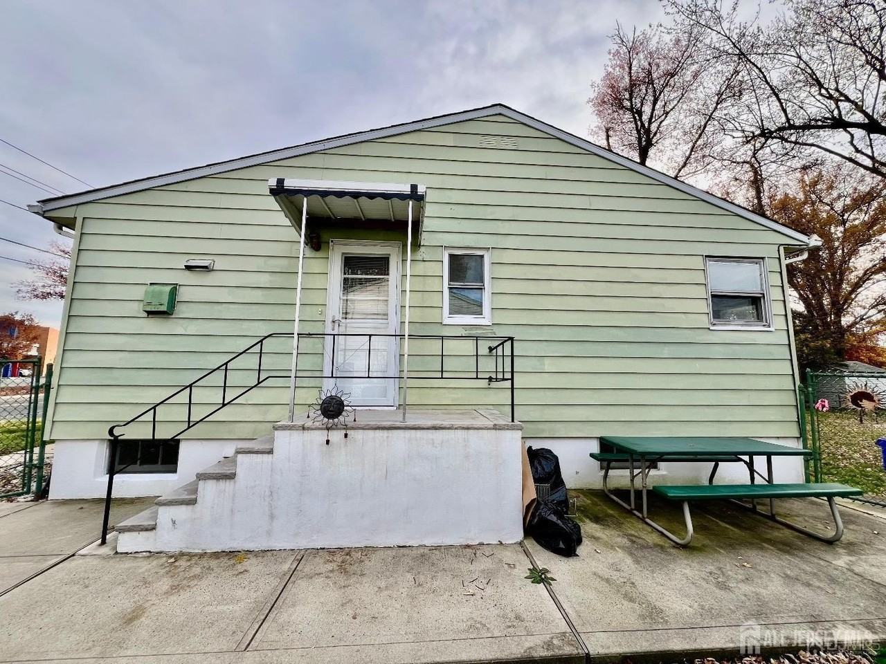 340 Old Post Rd - Photo 2 of 23