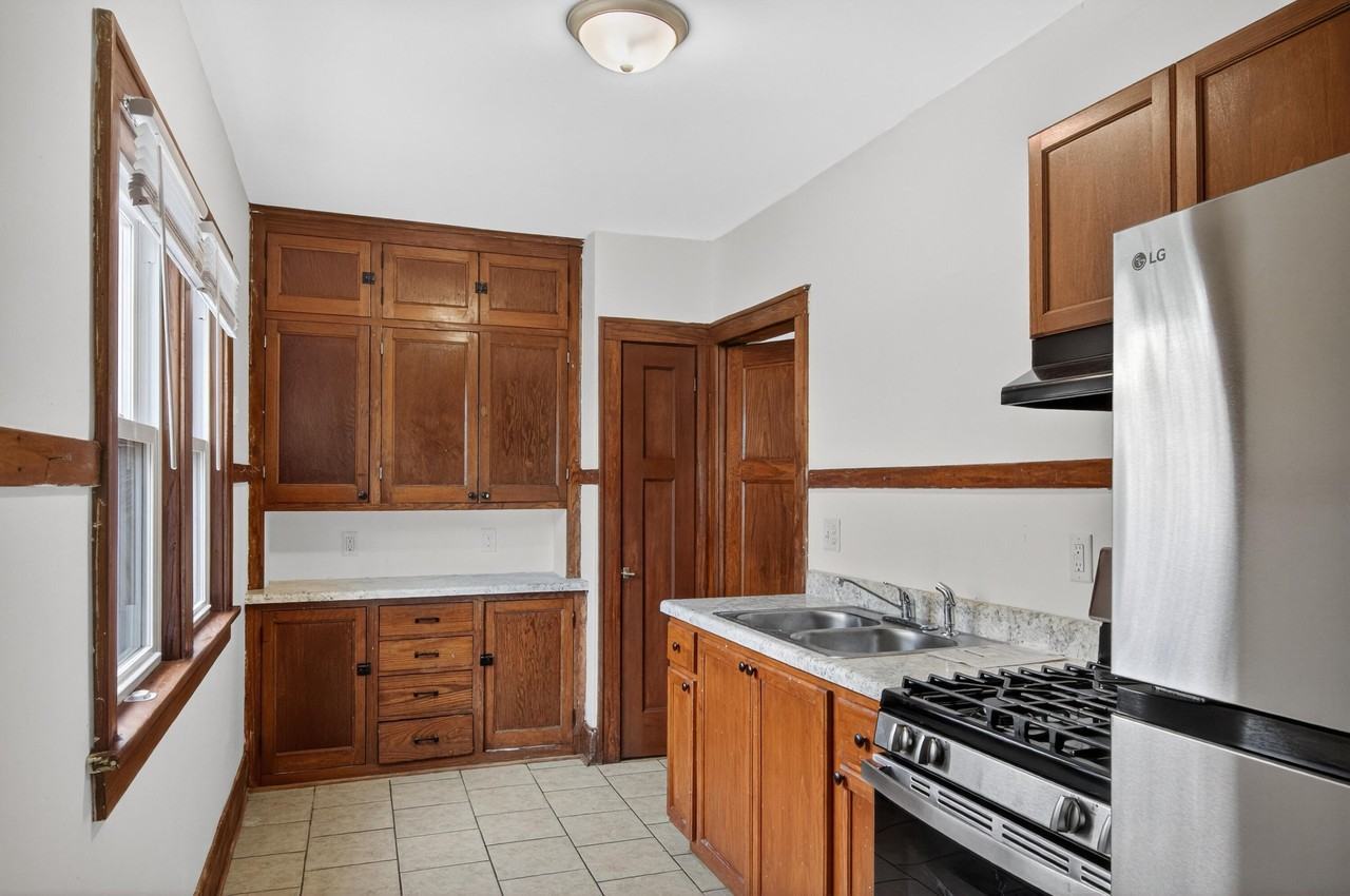 1927 Harriet St - Photo 4 of 25