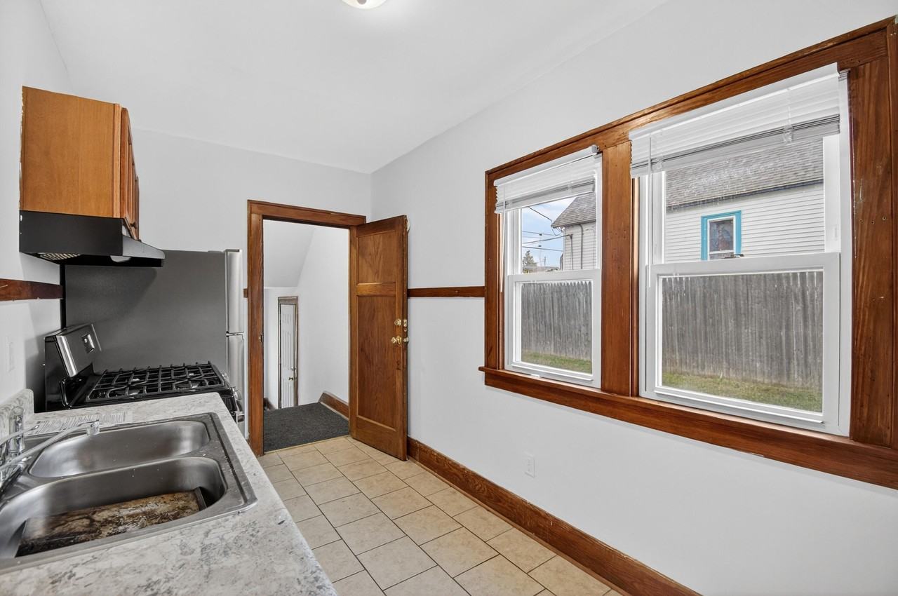 1927 Harriet St - Photo 5 of 25