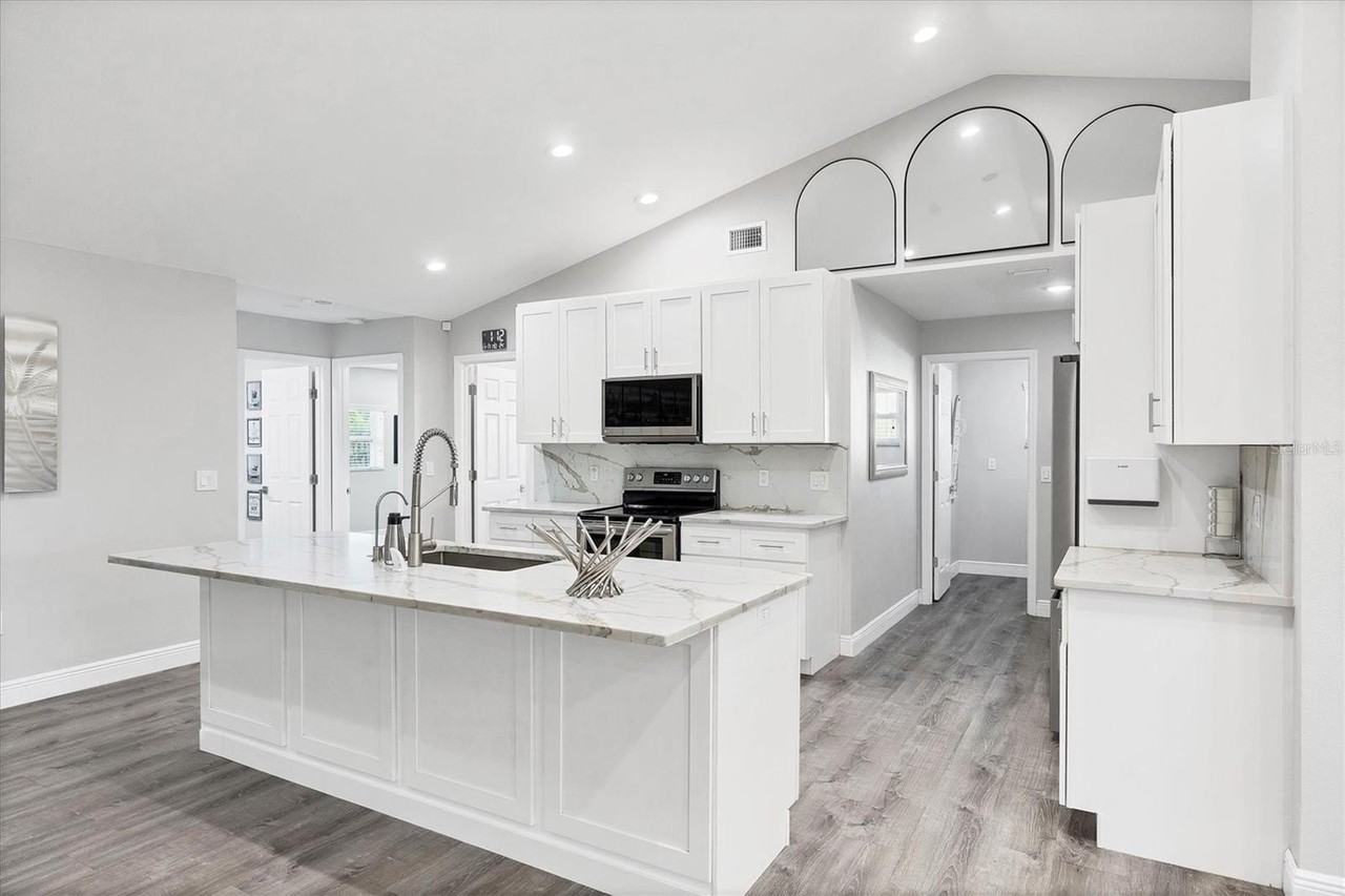 618 Eastpointe Ct - Photo 3 of 38