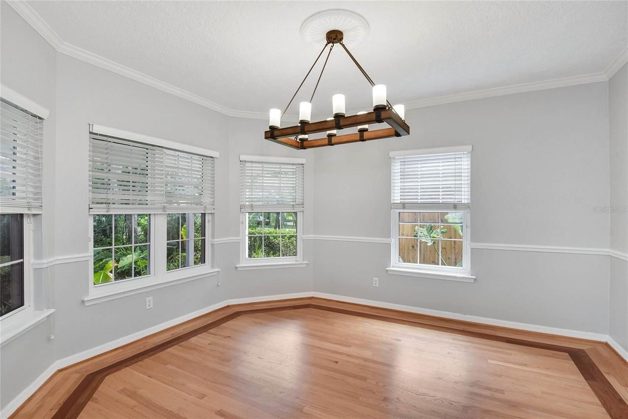 1580 Oakhurst Ave - Photo 5 of 36