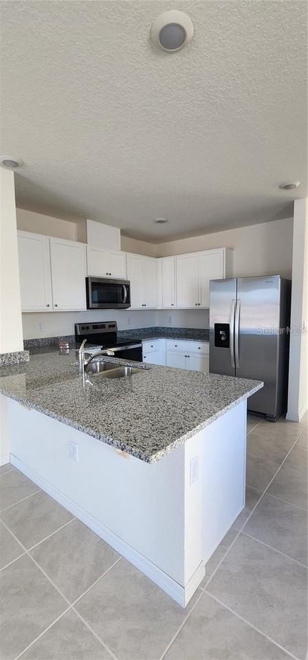 565 Park Place Blvd - Photo 3 of 10