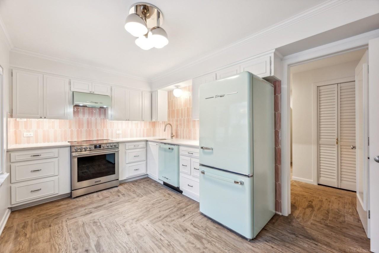 2185 W Lincoln St - Photo 7 of 14