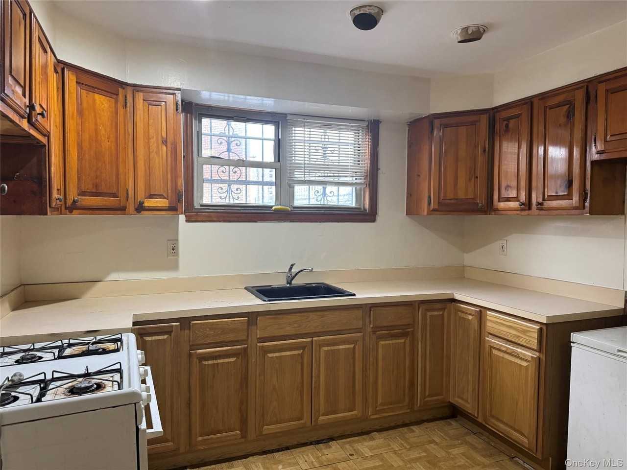 4557 White Plains Road - Photo 4 of 5