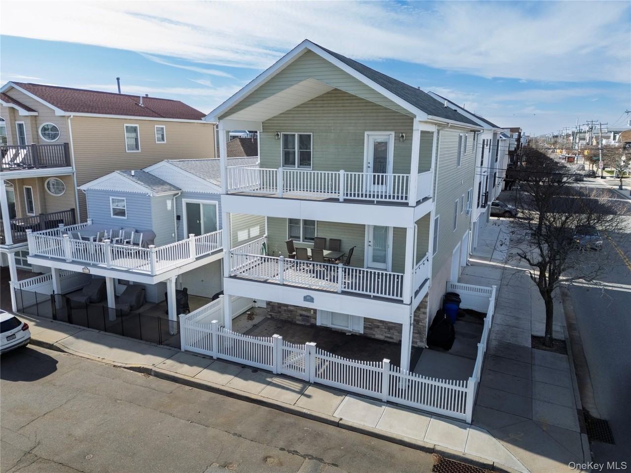 105 Arizona Avenue - Photo 4 of 47