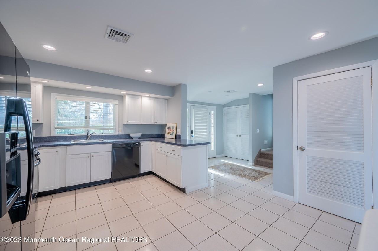 637 Beacon Blvd - Photo 6 of 29