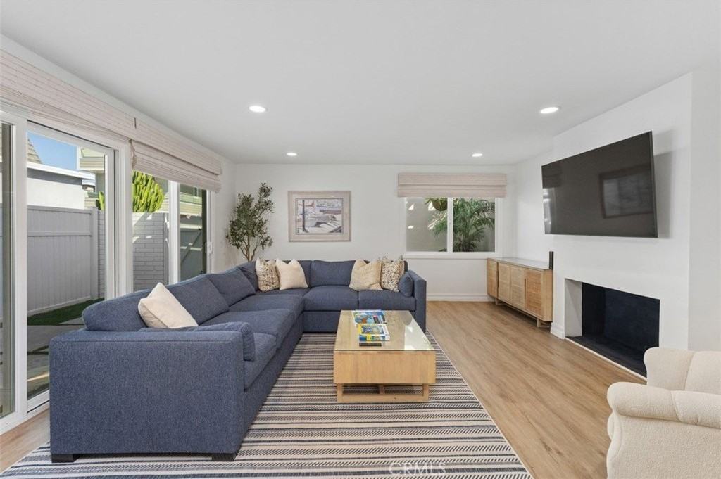 255 Colton St - Photo 2 of 24