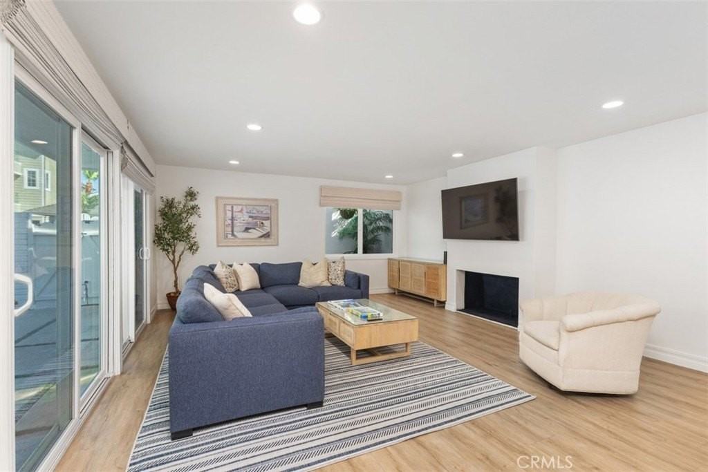 255 Colton St - Photo 3 of 24