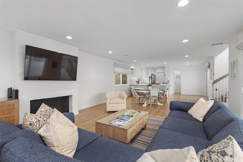 255 Colton St - Photo 4 of 24