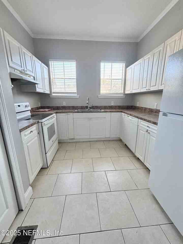 311 E 6th St - Photo 2 of 10