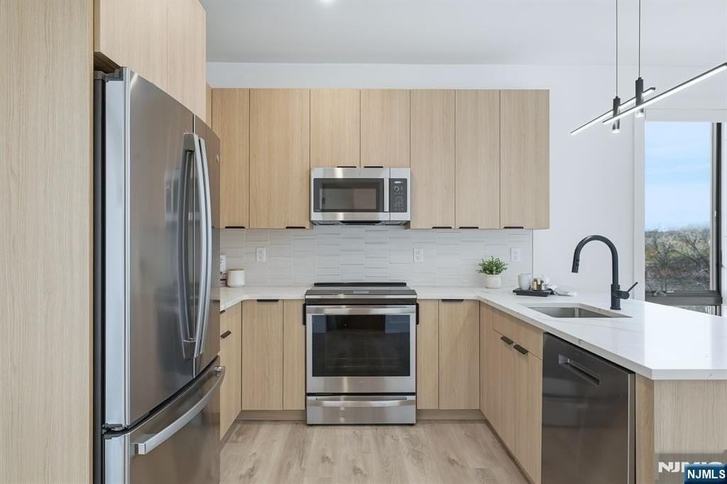 911 E Passaic St - Photo 6 of 13