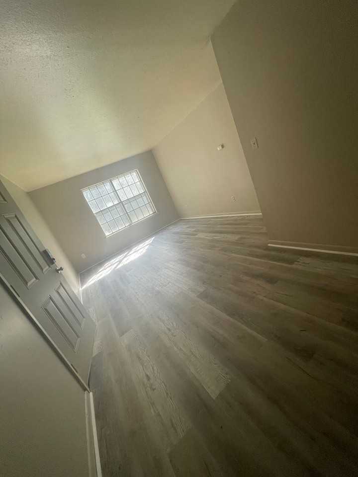 Colonial Apartments - Photo 3 of 9