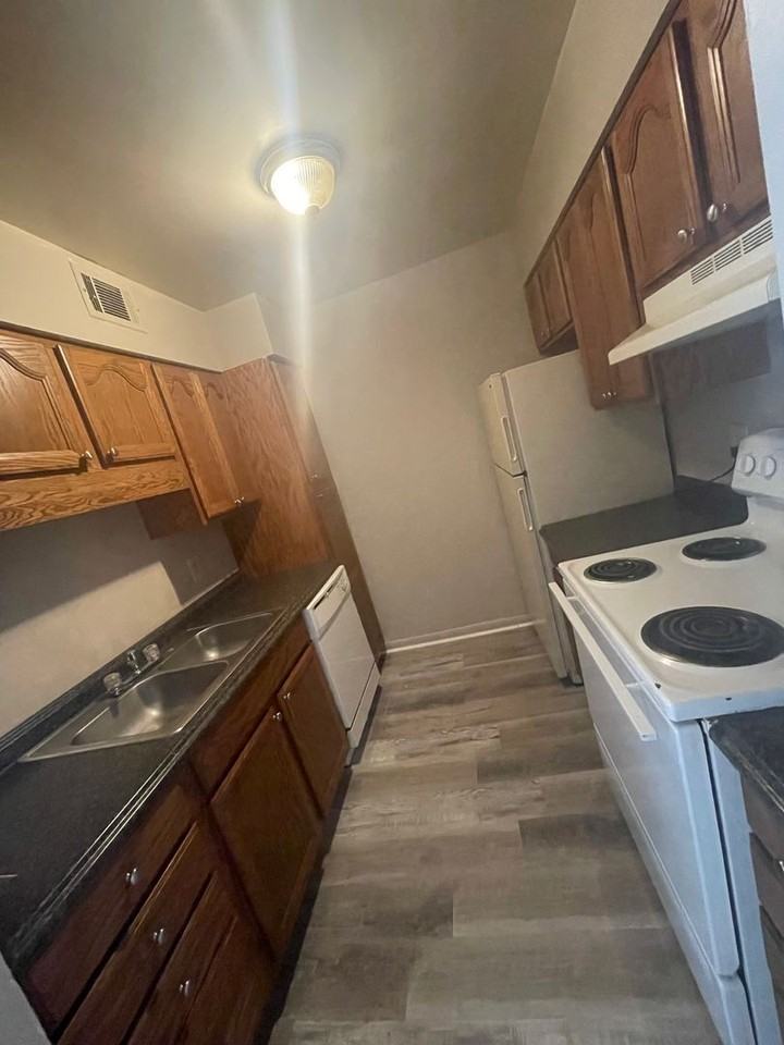 Colonial Apartments - Photo 4 of 9