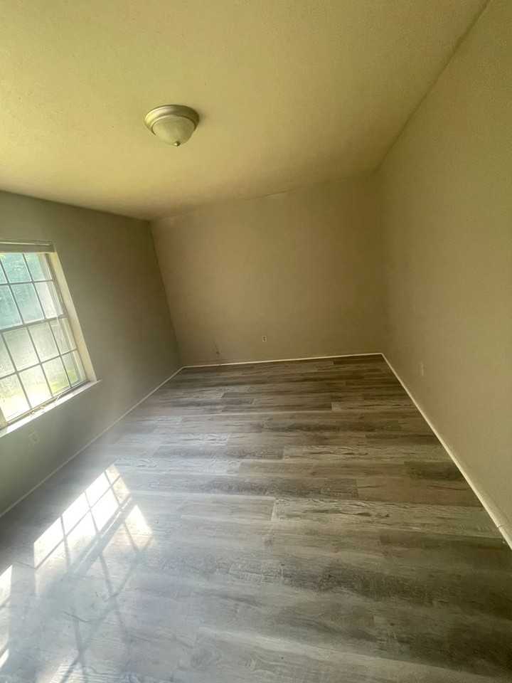 Colonial Apartments - Photo 5 of 9