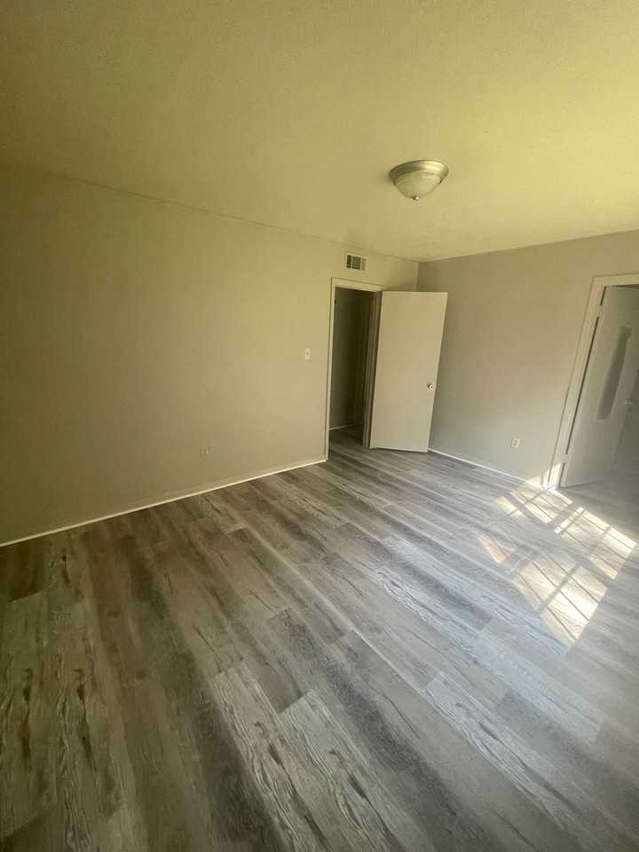 Colonial Apartments - Photo 6 of 9