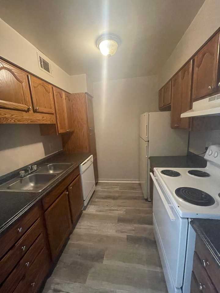 Colonial Apartments - Photo 7 of 9